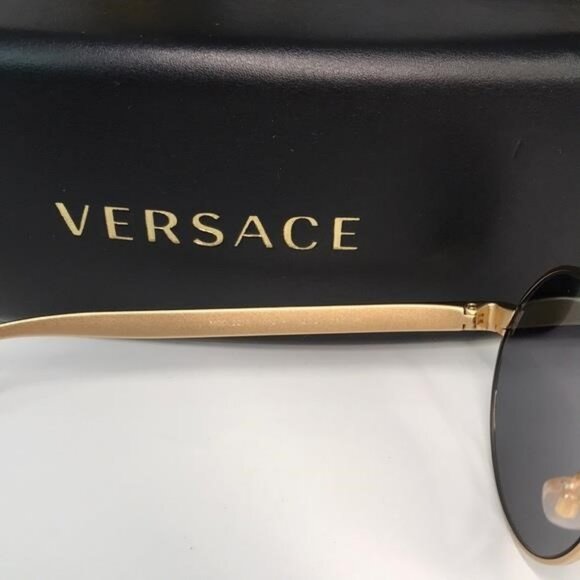 New Versace VE2210 1002 Men’s Sunglasses, a striking blend of luxury and edgy - Picture 6 of 10